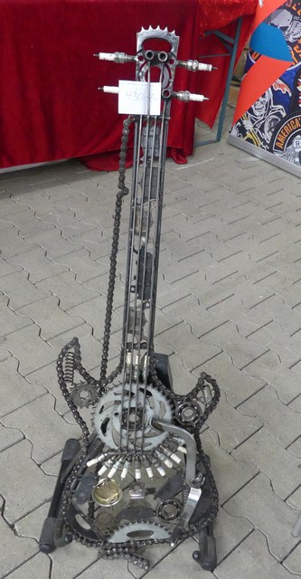 P1350237 Kettengitarre.jpg