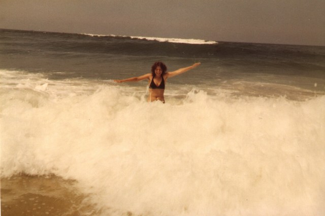 mini-38-Marianne Wellen hopfen am plage.jpg